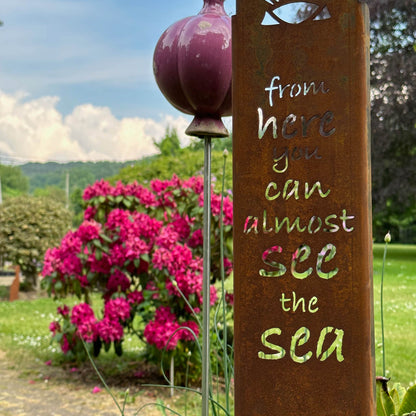 See the Sea, Garten-Stele