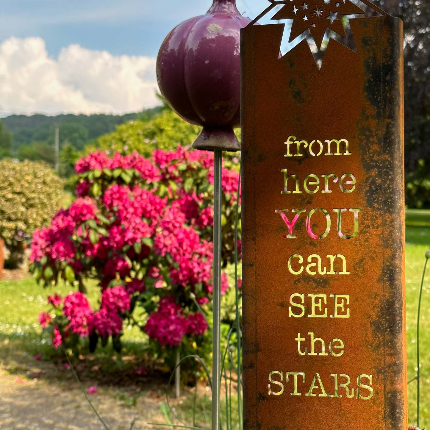 See the Stars, Garten-Stele